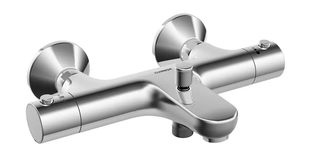 Chromene Wandmontagearmatur von HANSA mit zwei Temperatureinstellknöpfen und einer zentralen Steuerung. Ideal für die Installation in Badezimmern und Duschen.